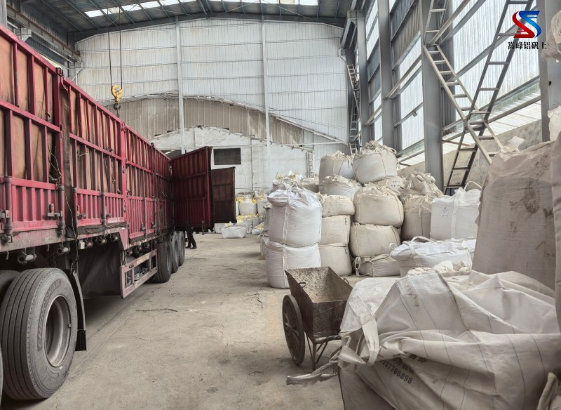 高鋁礬土骨料廠家裝車發(fā)貨現(xiàn)場
