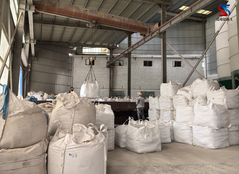 精密鑄造用高鋁礬土細粉裝貨現(xiàn)場